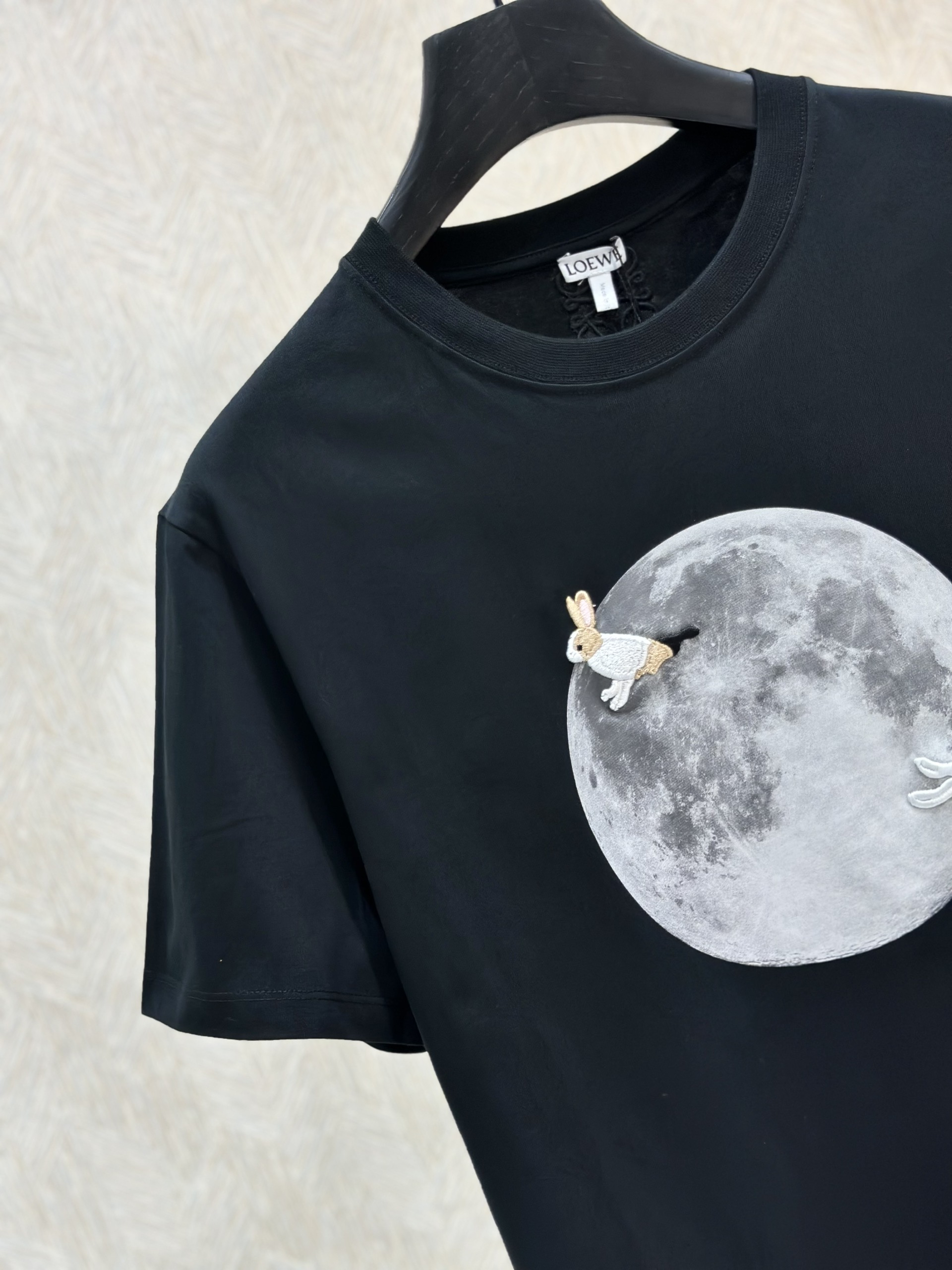Áo phông T-shirt Loewe Đen họa tiết mặt trắng Thỏ thêu Like Auth on web VTN
